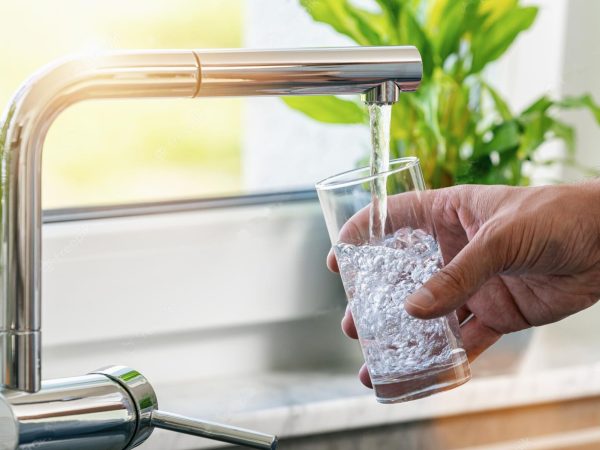 llenar-vaso-agua-grifo-cocina-acero-inoxidable_157125-19771