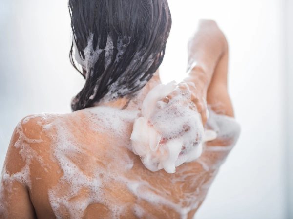 mujer-enjabonandose-espalda_103